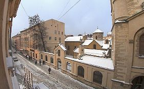 Квартира в центрі на вулиці Вірменській 12 є дві спальні двуспальні ліжка